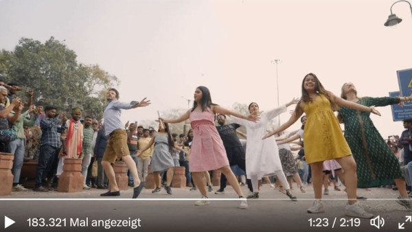 Ein Tanz zur Gratulation: Screenshot aus dem Video der deutschen Botschaft in Indien