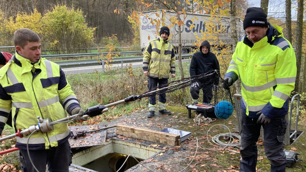 Feinfühlig: Der Smartball vor seinem Mess-Einsatz in Rohrleitungen.