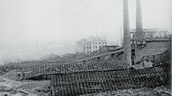 Die Kindheitswelt von Ernst Nolte, der vier Jahre und zwei Monate nach dem Ende des Ersten Weltkriegs geboren wurde, war stellenweise eine Ruinenlandschaft. Am 2. Juli 1930 fotografierte ein Wanderer die Sprengstofffabrik in Annen, die am 28. November 1906 infolge eines Brandes explodiert war. Roburit hieß der Sicherheitssprengstoff für den Bergbau, den man dort hergestellt hatte. Der spätere Historiker des Weltbürgerkriegs konnte sich seine Bomben selber basteln.