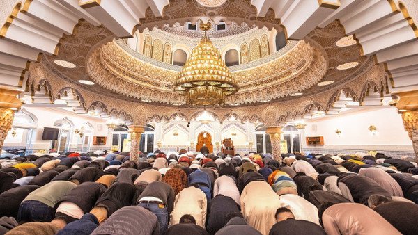 Nachtgebet: Im prachtvollen Gebetsraum der Abu-Bakr- Moschee kommen im Ramadan mehr als 1000 Menschen  zusammen.