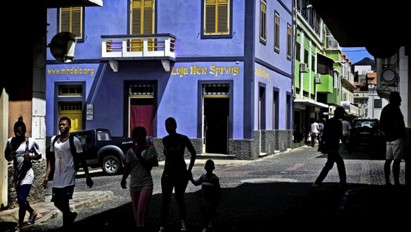 Die Klänge der Straße und die kulturelle Vielfalt der Inseln prägten die Musik: Fußgänger im Zentrum des Hauptortes Mindelo.