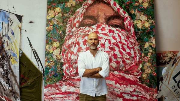 Sieht die Meinungsfreiheit bedroht: Der Künstler Ayman Baalbaki vor einem seiner Bilder