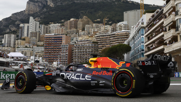 Ein Mann und sein Siegerauto: Max Verstappen triumphiert in Monte-Carlo.