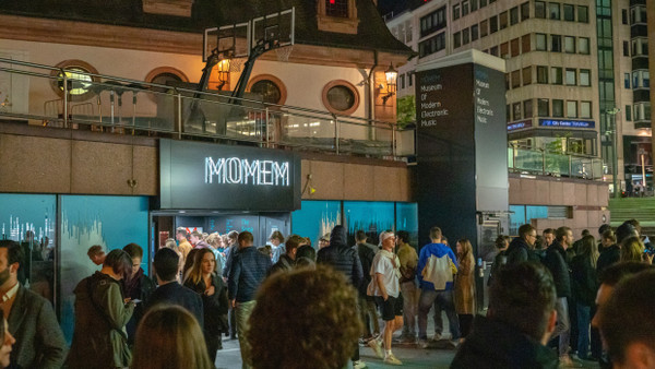 Besucher warten vor dem MOMEM - Museum Of Modern Electronic Music während der Nacht der Museen 2023.