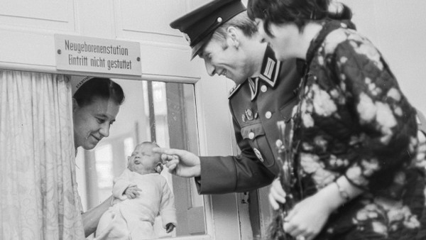 Eine Krankenschwester zeigt Eltern ihr Baby in einem Krankenhaus in Berlin, 1972.