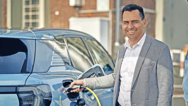 Überzeugt vom E-Auto: Martin Sander vor dem Eingang zur Chefetage der Kölner Ford-Werke