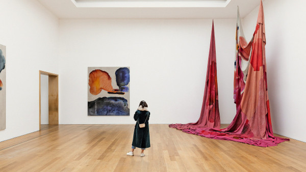 In der Ausstellung: Werke von Nadine Schemmann, rechts die Installation „Dinge hinter fliegenden Feldern“