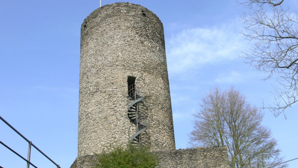 Burgen muss man suchen im Taunus. Zu den wenigen erhaltenen, respektive wieder aufgebauten gehört die Anlage in Altweilnau. Der 18 Meter hohe Turm der dreiseitigen Feste aus dem frühen 13. Jahrhundert kann über enge Stufen bestiegen werden und gibt den Blick frei auf das Schloss von Neuweilnau. Die Herrschaftssitze gehen auf zwei Linien der Grafen von Diez(-Weilnau) zurück.