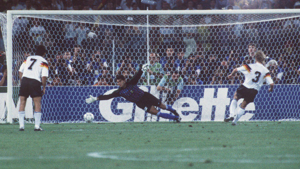 Mit rechts nach links: Andreas Brehme verwandelt den Elfmeter im WM-Finale 1990.