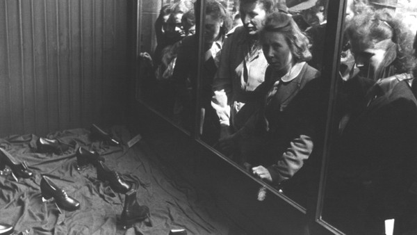 Passanten betrachten das Warenangebot im Schaufenster eines Schuhgeschäftes am Tage nach der Währungsreform, aufgenommen am 20. Juni 1948.