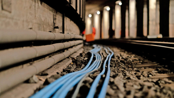 Schlauer schnell: Kabel bereiten im U-Bahn-Tunnel die digitale Zukunft der Zugsteuerung vor.