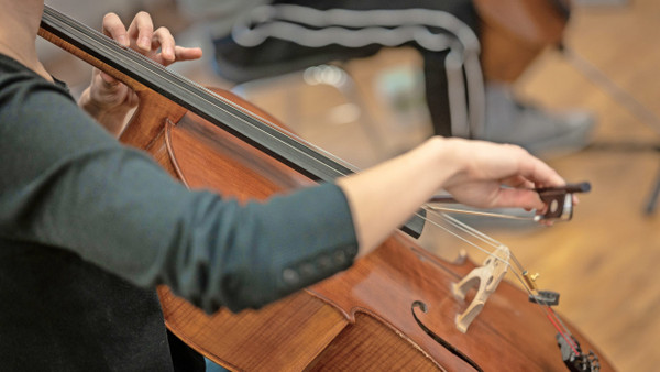 Beim Cellospielen komplett in die Musik eintauchen: Wem das gelingt, der hat möglicherweise ein geringeres Risiko für Depressionen und Herzinfarkt.