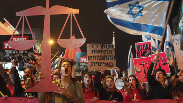 Israelis demonstrieren im Februar in Tel Aviv gegen die Pläne ihrer neuen Regierung, die Justiz zu schwächen