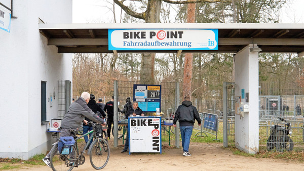 Für radelnde Zuschauer: Der „Bikepoint“ am Waldstadion hat mehr Bügel bekommen.