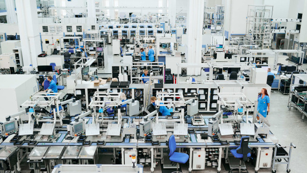 Blick in eine der heute schon modernsten Fabriken der Welt: das Siemens-Werk in Amberg