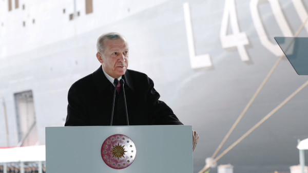 Recep Tayyip Erdogan am 11. April bei der Übergabe des als Flugzeugträger vermarkteten Kriegsschiffs, auf das Flugzeuge mit Kränen gehievt werden müssen, weil es kein echter Flugzeugträger ist.