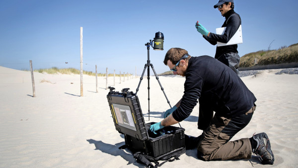 Am Strand von Ostende hat das TREC-Team um den Expeditionstechniker Thomas Haize das  Equipment ausgepackt. Der Standort der Instrumente wird mittels GPS-Daten exakt ausgerichtet.