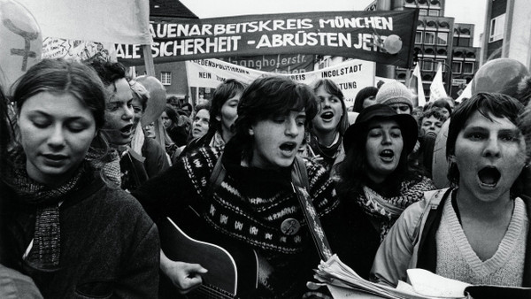 Der eingängige Evergreen von der Abrüstung: Friedensdemonstranten im Oktober 1981 in Bonn