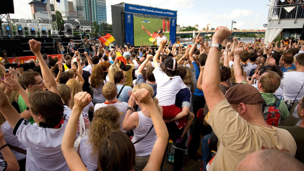 Public Viewing am Mainufer in Frankfurt zur Fußball-WM der Frauen 2011