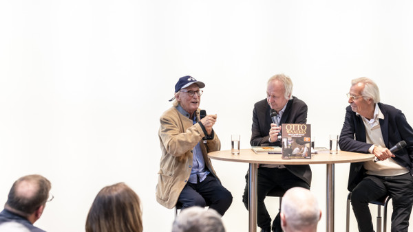 Otto Waalkes (l.) und Bernd Eilert (r.) im Gespräch mit Tilman Spreckelsen am F.A.Z.-Stand auf der Frankfurter Buchmesse 2023