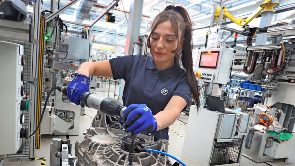 Das künftige Herz des Zuliefergeschäfts: Montage eines E-Antriebs im ZF-Standort Schweinfurt