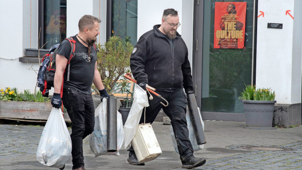 Engagiert für mehr Sauberkeit: Zwei Frankfurter, darunter ein 32 Jahre alter Finanzbeamter (rechts), folgten am Samstag dem Aufruf der Stadt und beteiligten sich am sechsten Frühjahrsputz „Frankfurt Cleanup“.