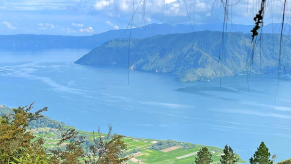 Landschaft der Superlative: Der Danau Toba ist der größte Kratersee der Erde. Mehr als dreimal würde der Bodensee in ihn hineinpassen.