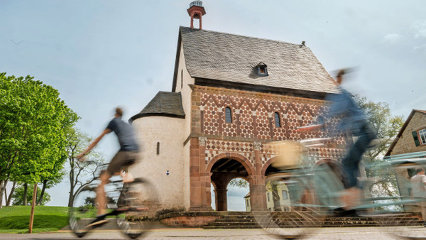 Weltkulturerbe: Die Karolingische Torhalle des Klosters Lorsch ist ein Höhepunkt der Bergstraßen-Tour. 