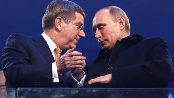 Ende einer Männerfreundschaft? Bach (l.) und Putin hier bei der Eröffnungsfeier der Olympischen Winterspiele in Sotschi