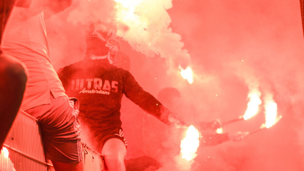 Martialischer Auftritt: Anhänger von Ajax Amsterdam während des Europapokalspiels gegen Union Berlin im Februar.