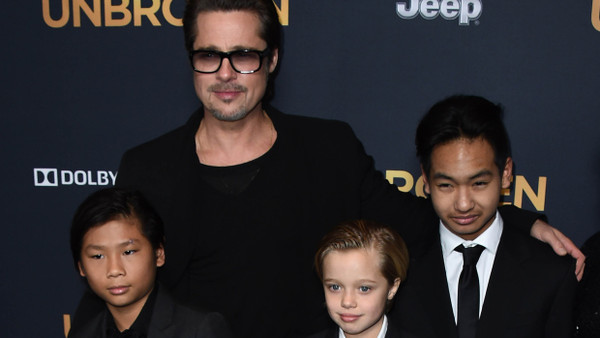 Brad Pitt mit Pax Thien Jolie-Pitt, Shiloh Nouvel Jolie-Pitt und Maddox Jolie-Pitt bei einer Premiere im Jahr 2020.