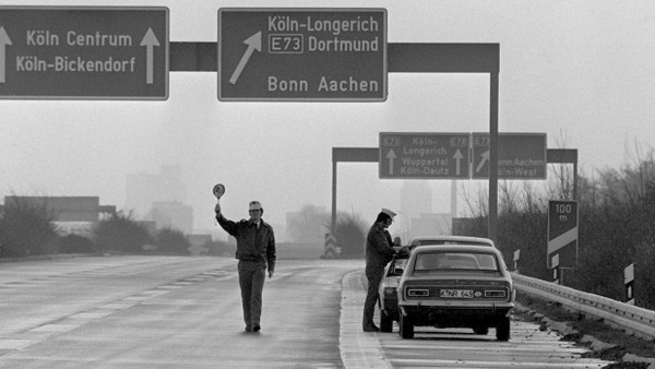 Autofreier Sonntag während der Ölkrise: Polizisten kontrollieren 1973 am Autobahnkreuz Köln-Nord die Einhaltung des Fahrverbots.