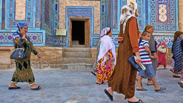 Stadtführerinnen und Gästehausbetreiberinnen: Im Tourismus in Samarkand übernehmen zusehends die Frauen das Ruder.