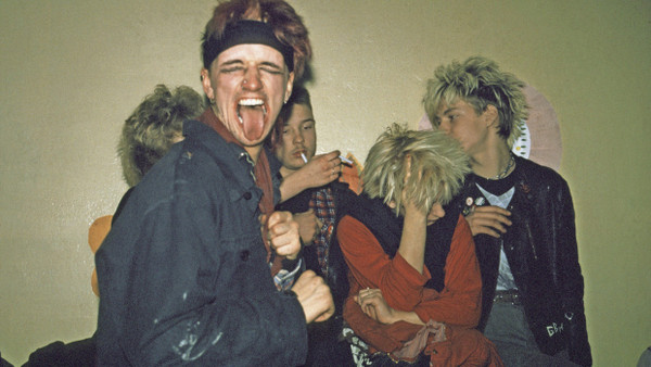 „Too much future“ war, in Abgrenzung zum „No future“ der Westpunks, der Spruch des DDR-Punk. Hier: Punkkonzert in der Galiläakirche, Rigaer Straße, Berlin-Friedrichshain, DDR, 1985