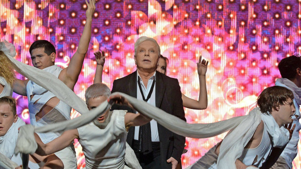 Gestern noch Teil der offiziellen Popkultur, heute Symbol aller Gefährder des Staates: Boris Moissejew, der „russische Elton John“, mit Tanzensemble