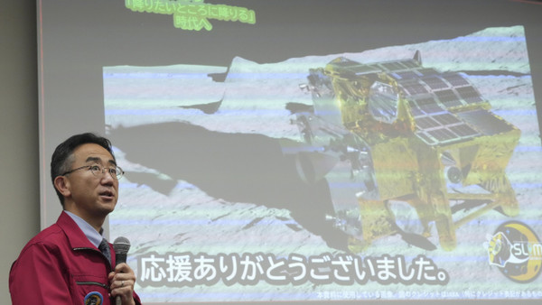 Shinichiro Sakai, Projektmanager von „SLIM“, konnte bei einer Pressekonferenz gute Nachrichten überbringen: Die Sonde produziert Strom.