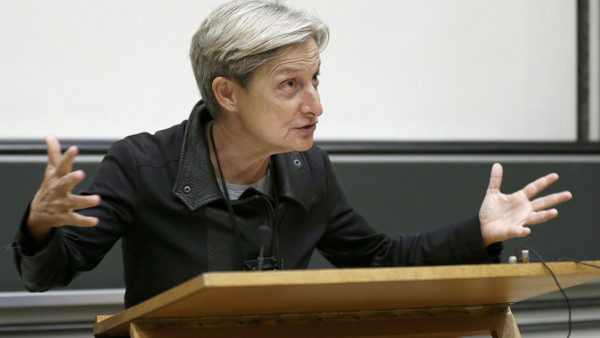 Judith Butler bei einem Vortrag an der Universität Fribourg.in der Schweiz.