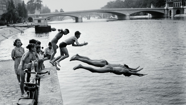 Die Seine lädt zum Schwimmen ein: Bis in die frühen Fünfzigerjahre badeten Pariser an heißen Tagen in dem verunreinigten Wasser