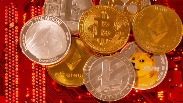 Die Logos der Kryptowährungen Bitcoin, Ethereum, Dogecoin, Ripple und Litecoin