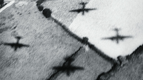 Der Schatten der Zerstörung: Zweimotorige britische Bombenflugzeuge im Tiefflug über dem deutschen Reichsgebiet
