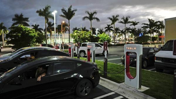 Unter Strom: Tesla-Fahrzeuge an einer Ladestation in Miami