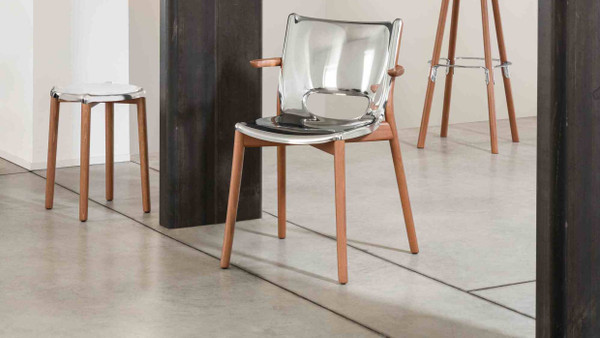Kalt gepresst: Philippe Starcks Stuhl Poêle wird wie eine Bratpfanne in Form gebracht.