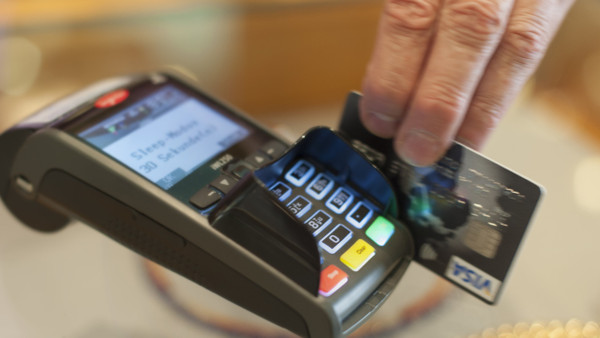 Wird außerhalb der Eurozone mit Kreditkarte bezahlt, verdient die Bank kräftig mit.