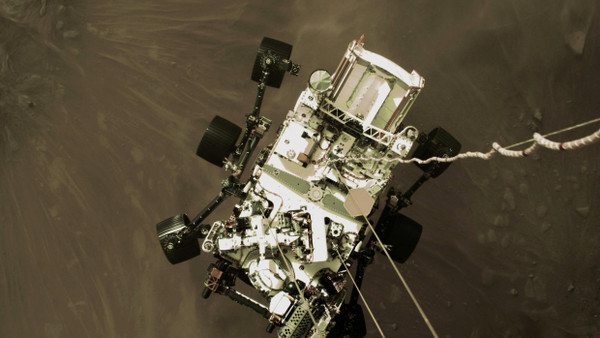 Viel sauberer als eine Smartphone-Kamera: Der „Perseverance“-Rover der Nasa kurz nach dem Aufsetzen, aufgenommen von einer Kamera der Landestufe.