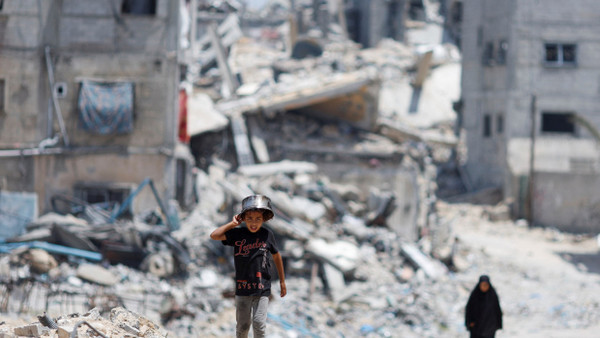 Palästinenser in den zerstörten Straßen von Khan Yunis