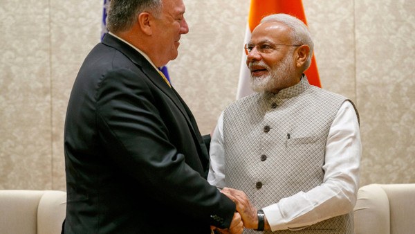 Der amerikanische Außenminister Mike Pompeo schüttelt Hände mit dem indischen Premierminister Narendra Modi im Juni 2019.
