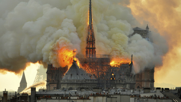 Am 15. April 2019 wurde Notre-Dame durch ein Feuer schwer beschädigt.