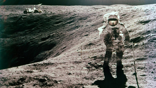 Duke am Plum-Krater: Im Hintergrund ist der Mond-Rover zu sehen.