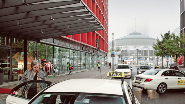 Zubringer: Selbst vor dem Mövenpick-Hotel, das direkt an der Messe liegt, machen Taxifahrer gute Geschäfte.