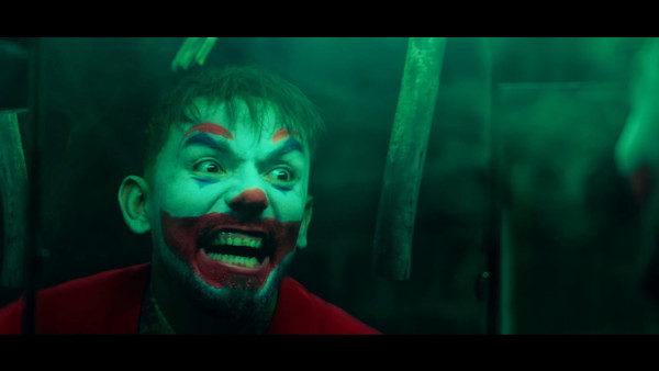 Ausschnitt aus dem Musikvideo zu „Arkham Asylum“: Capital Bra in der Rolle des Jokers
